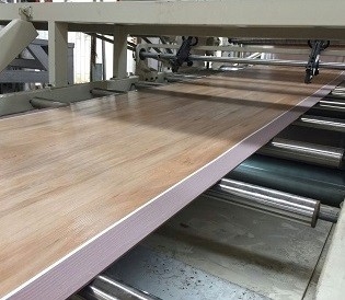 Μηχανή κατασκευής δαπέδου SPC Μηχανή παραγωγής ξύλινου δαπέδου Κωνική δίδυμη βίδα