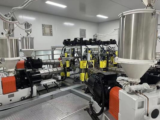 Αγορά Μηχανή εκτόξευσης φύλλων θερμομόρφωσης PP υψηλής χωρητικότητας με απόδοση 300-1000kg/h, πάχος 0,2-1,5mm και πλάτος 800-1500mm online manufacture